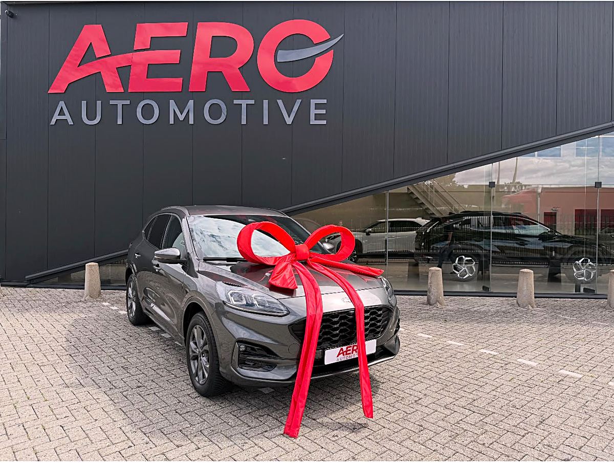 Recent afgeleverde Ford Kuga met rode strik voor de showroom van Aero Automotive